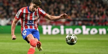 Julián Álvarez al momento de ejecutar el penal polémico.