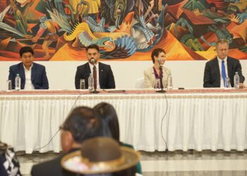 La firma del acuerdo para el reconocimiento de licencias de conducir.