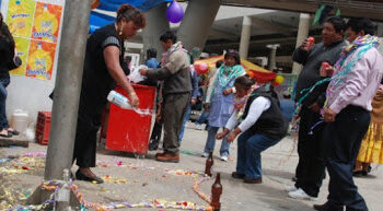 Bolivianos celebran el martes de ch'alla.