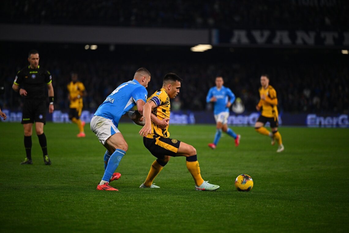 Alessandro Buongiorno y Lisandro Martínez durate un Napoli-Inter.