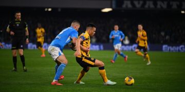 Alessandro Buongiorno y Lisandro Martínez durate un Napoli-Inter.