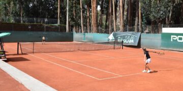 Acción de un partido en el Club de Tenis La Paz, donde se fundará el IC Bolivia.