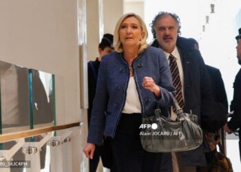 Le Pen sale del tribunal