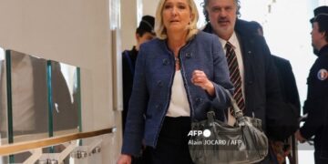 Le Pen sale del tribunal