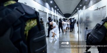 Los deportados ya están en una cárcel de El Salvador