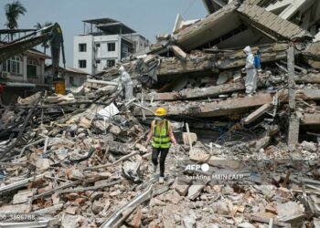 Los rescatistas buscan sobrevivientes entre los escombros