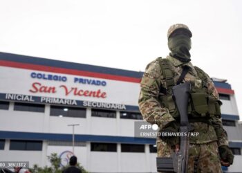 Militares custodian los colegios