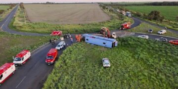 El bus se volcó en una curva