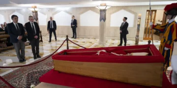Francisco, yace en un féretro con un rosario entre sus manos.