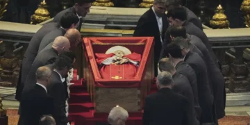 Se procederá a cerrar el féretro un día antes del sepelio/ Foto AFP