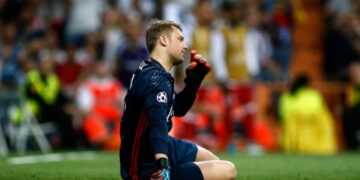Neuer en el suelo después de sentir una molestia