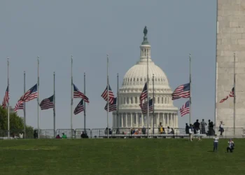 Trump ordenó que las banderas ondeen a media hasta