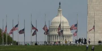 Trump ordenó que las banderas ondeen a media hasta