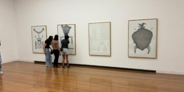 Obras del artista boliviano José Ballivián se exponen en la Bienal del Mercosur.