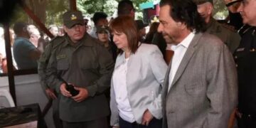 La ministra de Seguridad, Patricia Bullrich y el gobernador de Salta Gustavo Sáenz en una actividad en la frontera de Salvador Mazza, Argentina.
