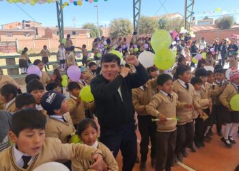 El fiscal departamental de Ouro, Aldo Morales, agasajó a los niños en su día.