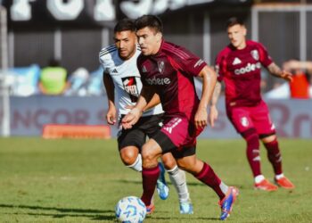 Marcos Acuña controla el balón durante el duelo con Deportivo Riestra.