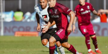 Marcos Acuña controla el balón durante el duelo con Deportivo Riestra.