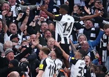 Alexander Isak celebra su gol junto a la afición del Newcastle United.