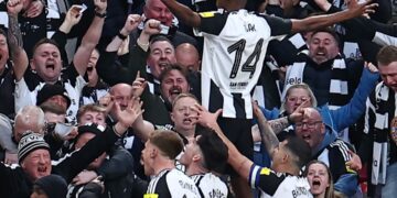 Alexander Isak celebra su gol junto a la afición del Newcastle United.