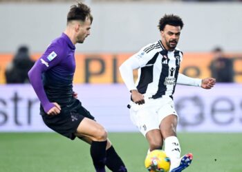 Renato Veiga despeja el balón en el duelo contra Fiorentina.