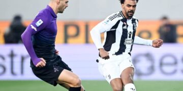 Renato Veiga despeja el balón en el duelo contra Fiorentina.