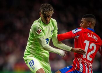 Lamine Yamal y Samuel Lino disputan el balón.