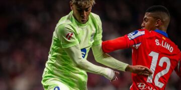Lamine Yamal y Samuel Lino disputan el balón.