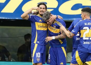 Cavani y Palacios celebran un gol de Boca Juniors.