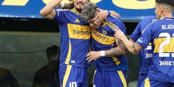 Cavani y Palacios celebran un gol de Boca Juniors.