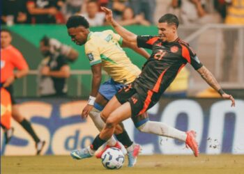 Vinicius Jr. disputa un balón con Daniel Muñoz