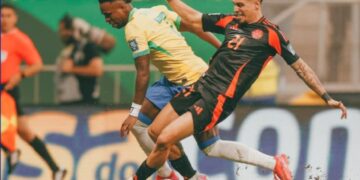 Vinicius Jr. disputa un balón con Daniel Muñoz