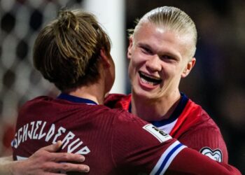 Erling Haaland abraza a Andreas Schjelderup luego de un gol.