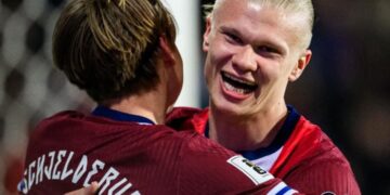 Erling Haaland abraza a Andreas Schjelderup luego de un gol.