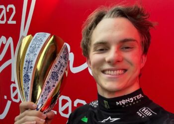 Oscar Piastri con el trofeo del Gran Premio de China.