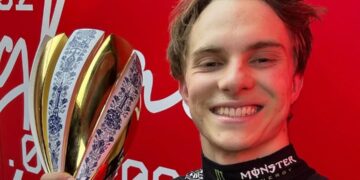 Oscar Piastri con el trofeo del Gran Premio de China.