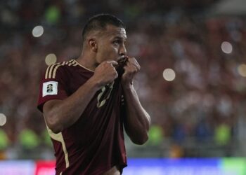 Salomón Rondón celebra su gol besado el escudo de su selección