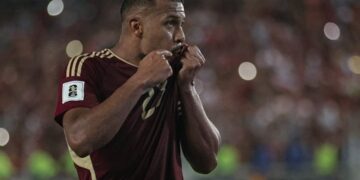 Salomón Rondón celebra su gol besado el escudo de su selección