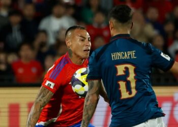 Eduardo Vargas y Piero Hincapié disputan el balón