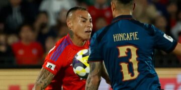 Eduardo Vargas y Piero Hincapié disputan el balón