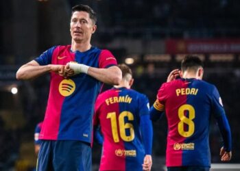 Robert Lewandowski celebra su gol con el Osasuna
