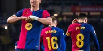 Robert Lewandowski celebra su gol con el Osasuna