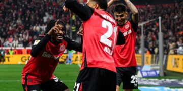 Adli, Frimpong y Palacios celebran un gol del Leverkusen.