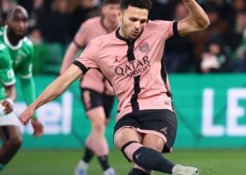 Gonçalo Ramos se apresta a marcar el primer gol del partido