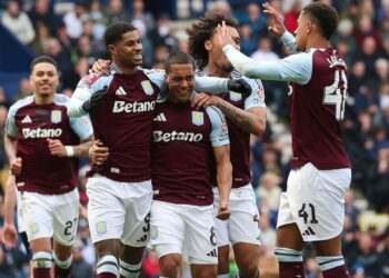 Rashford y Tielemans son felicitados por sus compañeros