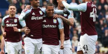 Rashford y Tielemans son felicitados por sus compañeros