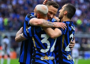 Jugadores del Inter se abrazan tras convertir un gol al Udinese