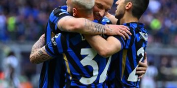 Jugadores del Inter se abrazan tras convertir un gol al Udinese