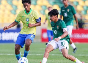 Jesús Maraude se apresta a marcar a Zé Lucas
