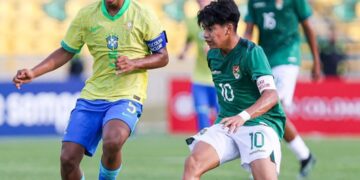 Jesús Maraude se apresta a marcar a Zé Lucas